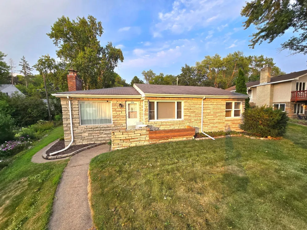 1736 E Shore Drive Maplewood, MN 55109