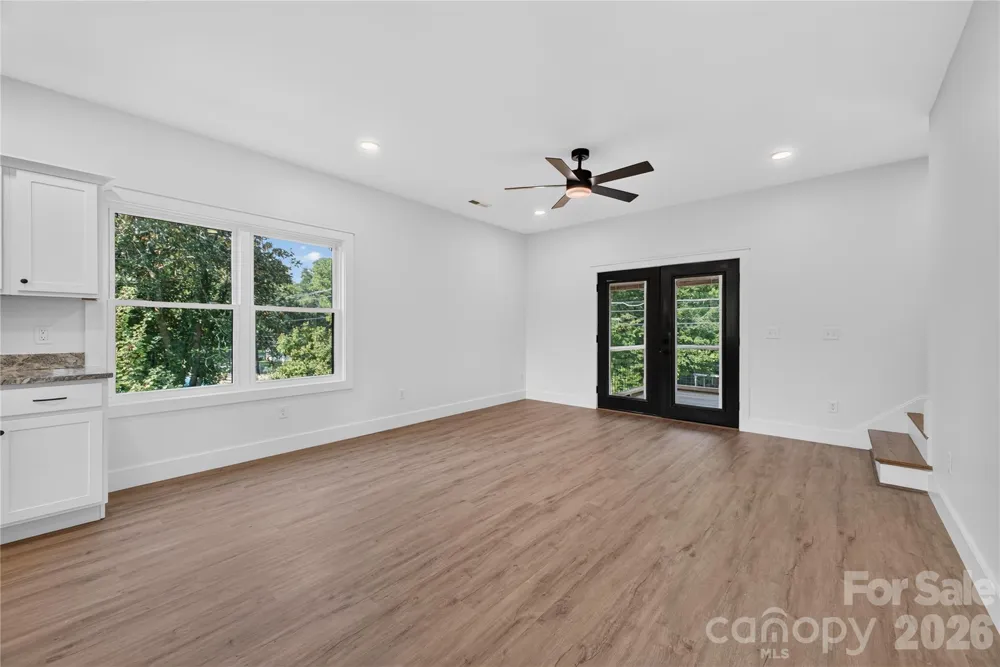 1013 Fassifern Court Hendersonville, NC 28791