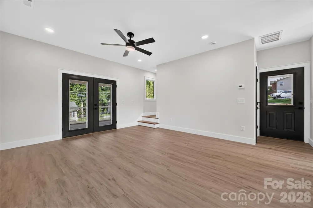 1013 Fassifern Court Hendersonville, NC 28791