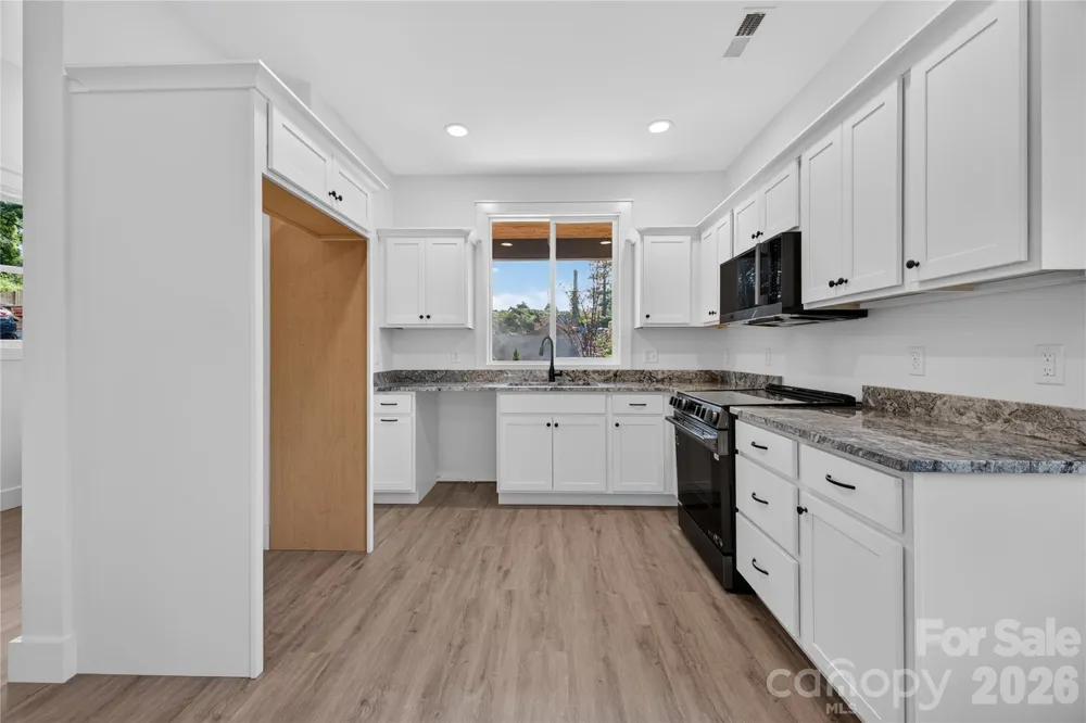 1013 Fassifern Court Hendersonville, NC 28791