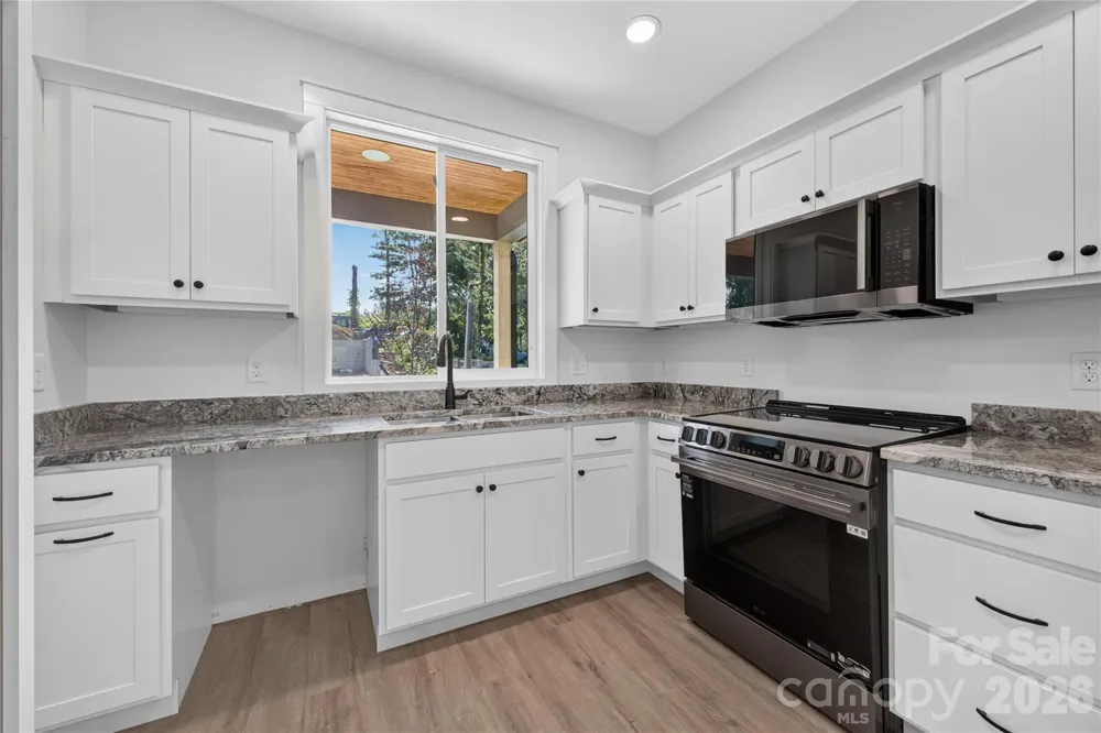 1013 Fassifern Court Hendersonville, NC 28791