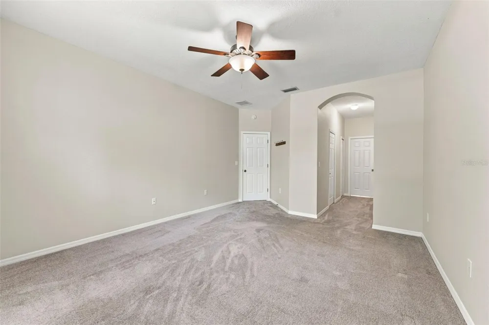 5852 AUTUMN SHIRE Zephyrhills, FL 33541
