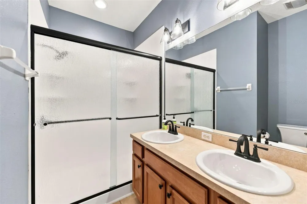 5852 AUTUMN SHIRE Zephyrhills, FL 33541