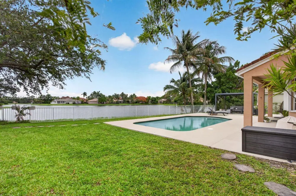 480 Cambridge Dr Weston, FL 33326