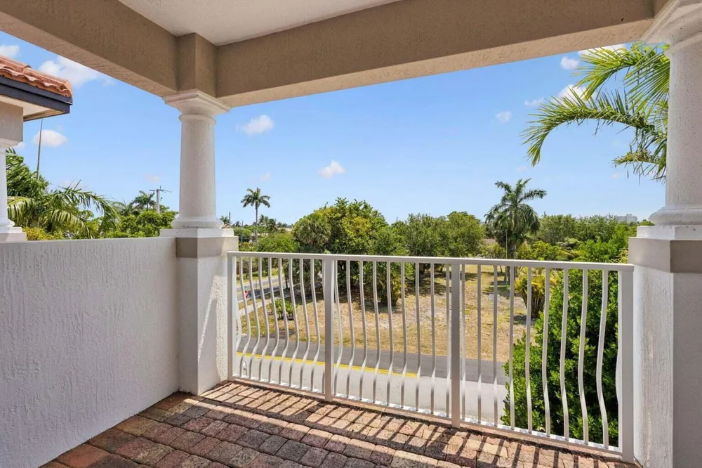 3863 NE 22nd Way Lighthouse Point, FL 33064