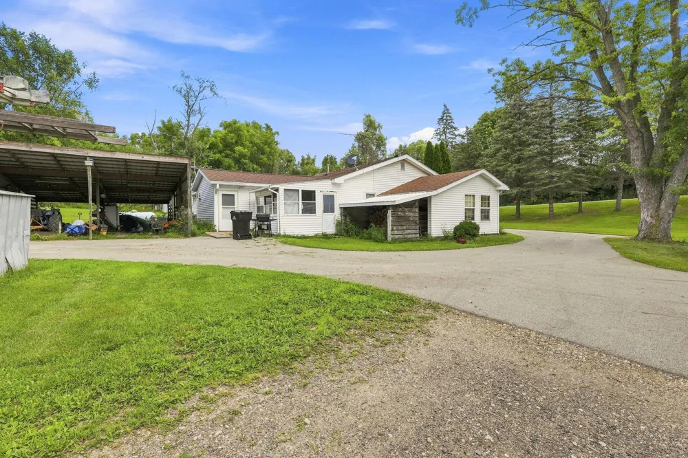 2899 Tanner Lake Road Hastings City, MI 49058