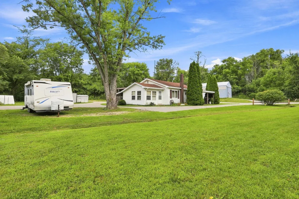2899 Tanner Lake Road Hastings City, MI 49058