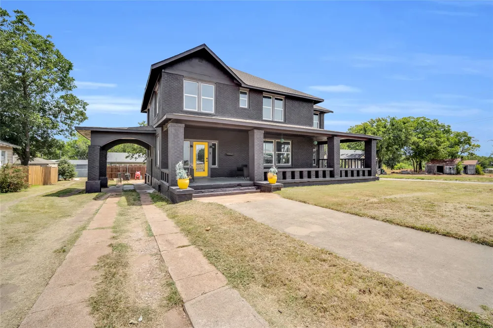 805 E Wise Street Bowie, TX 76230