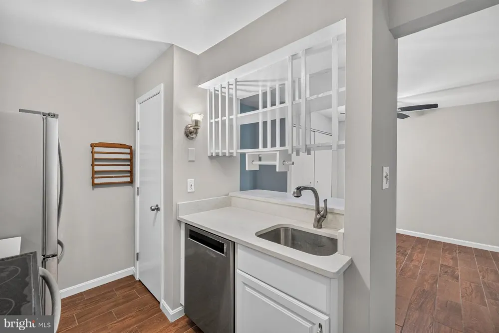 8509 BARRINGTON COURT #J Springfield, VA 22152