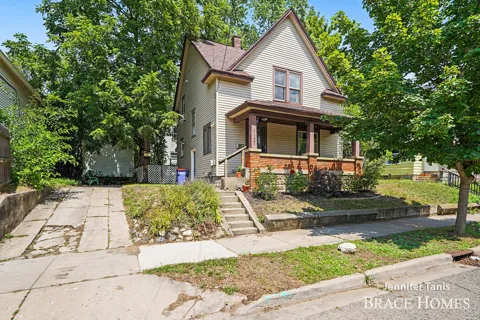 1121 Baxter Street SE