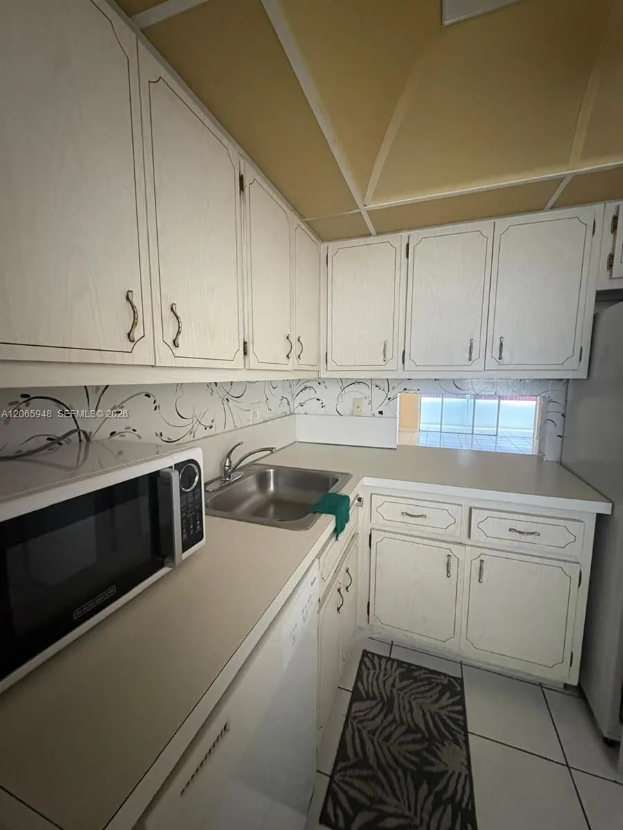 3091 NW 46th Ave #407C Lauderdale Lakes, FL 33313