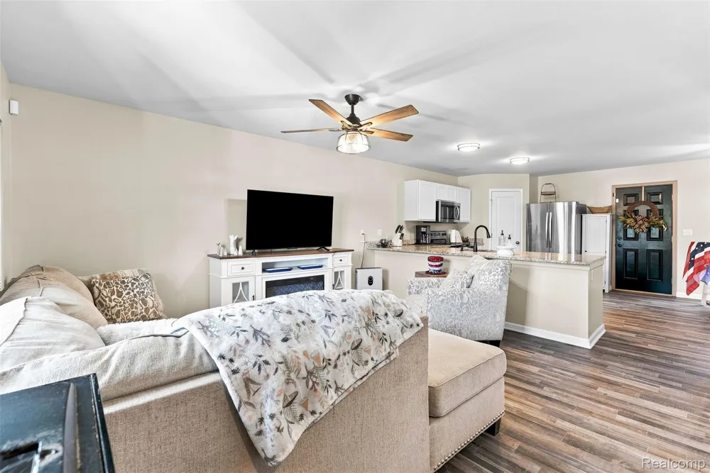 435 Old Farm Lane Lapeer City, MI 48446