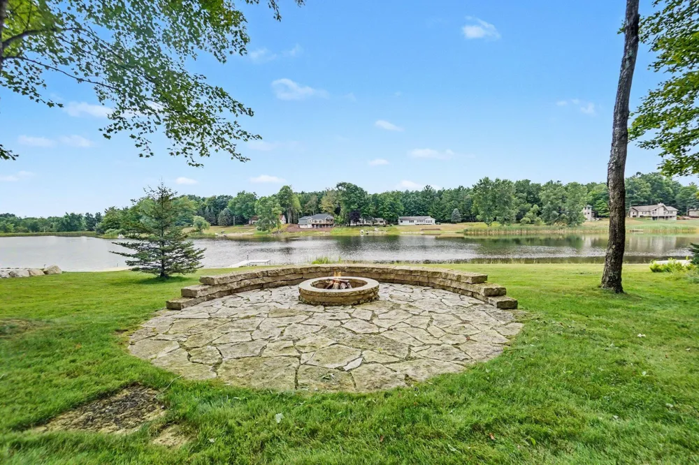 9712 Fawn Lake Drive Stanwood, MI 49346