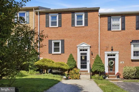 6 CARRIAGE WALK COURT