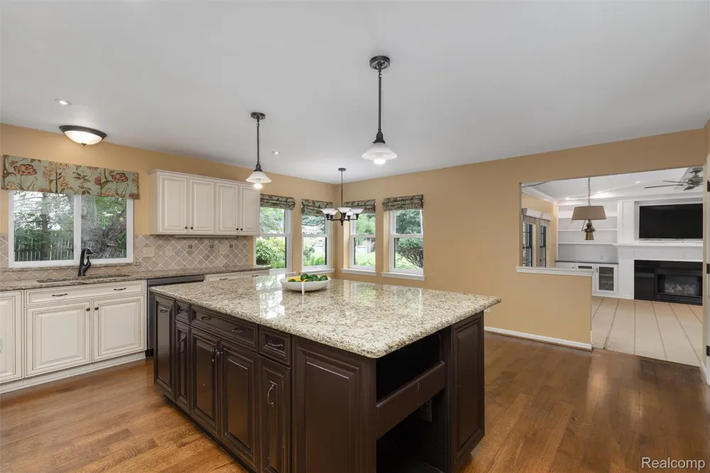 2937 Waterloo Drive Troy City, MI 48084
