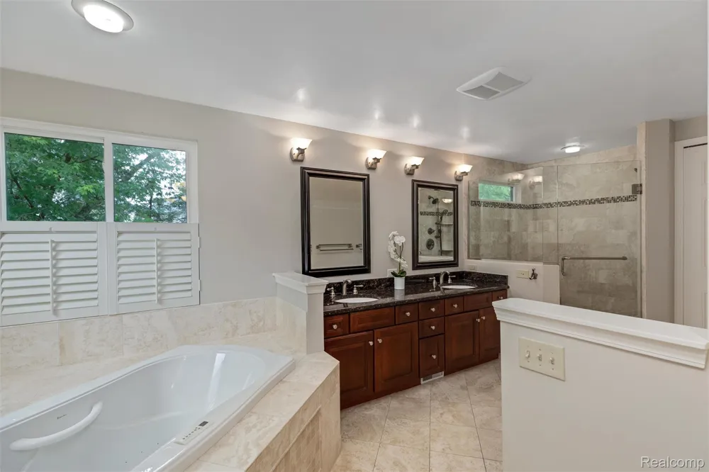 2937 Waterloo Drive Troy City, MI 48084