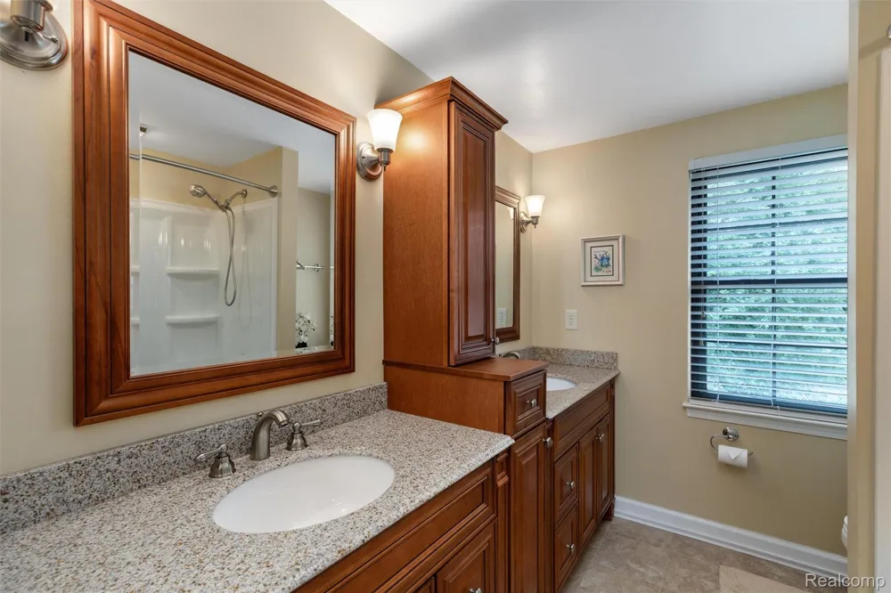 2937 Waterloo Drive Troy City, MI 48084