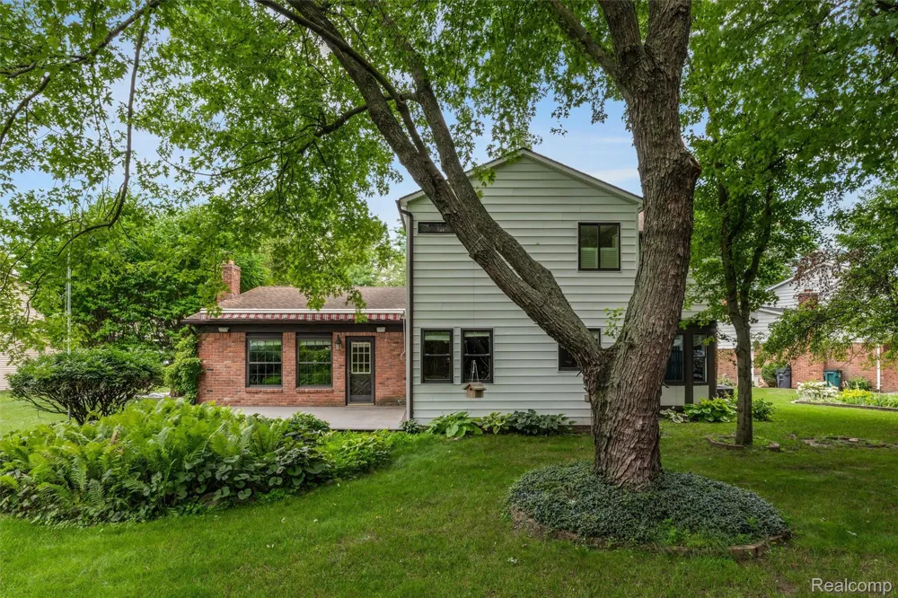 2937 Waterloo Drive Troy City, MI 48084