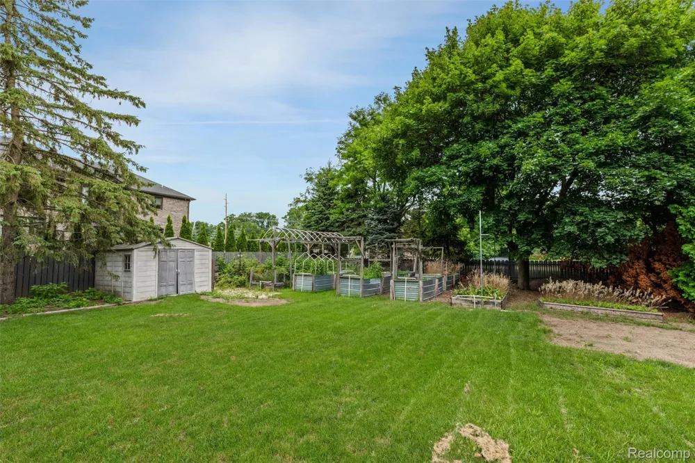 2937 Waterloo Drive Troy City, MI 48084