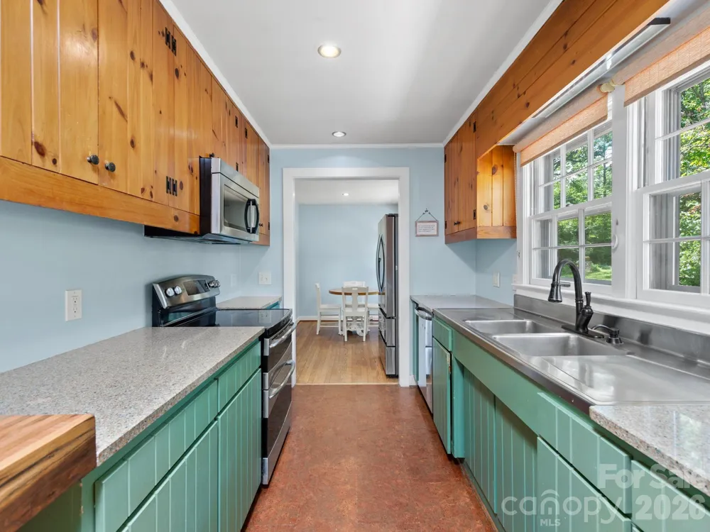 242 Hills Drive Hendersonville, NC 28791
