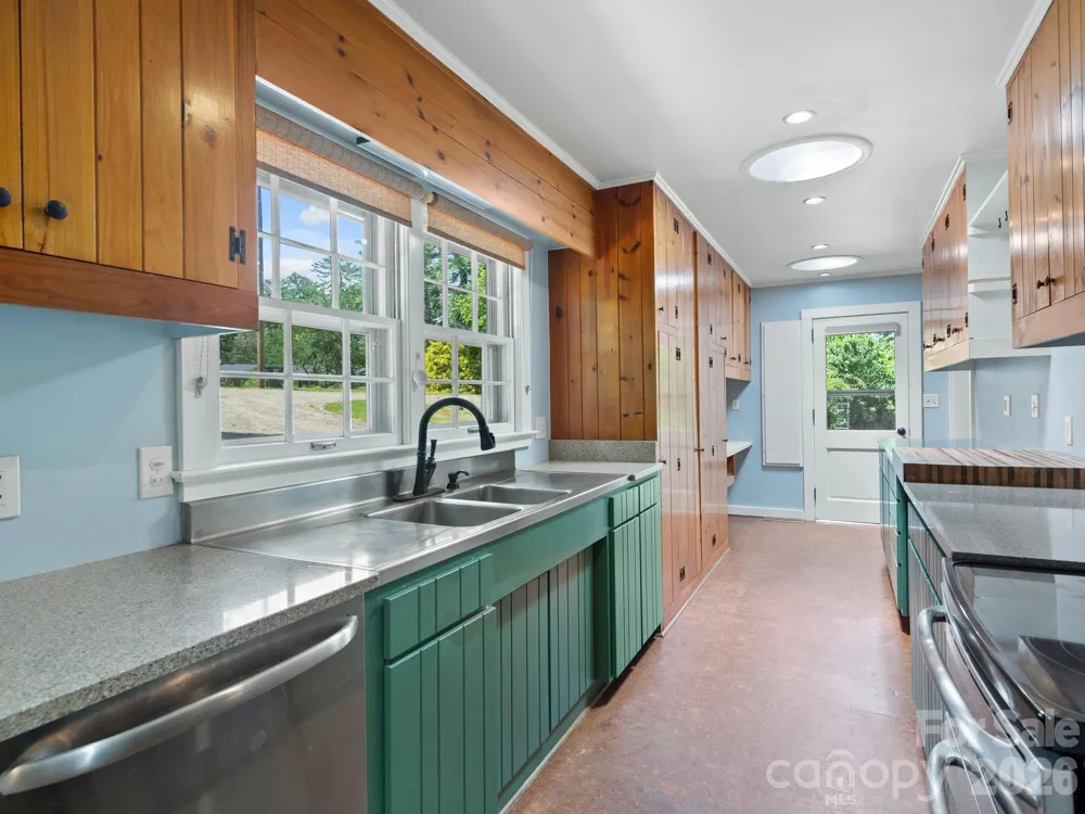 242 Hills Drive Hendersonville, NC 28791