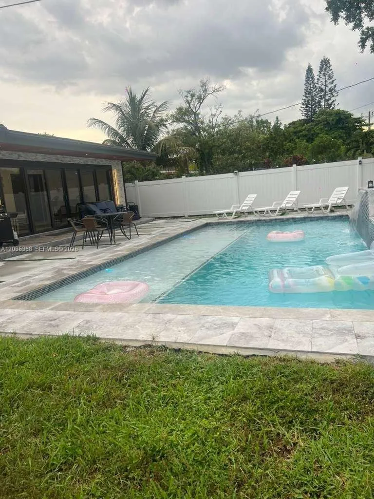 39 SE 7th St Dania Beach, FL 33004