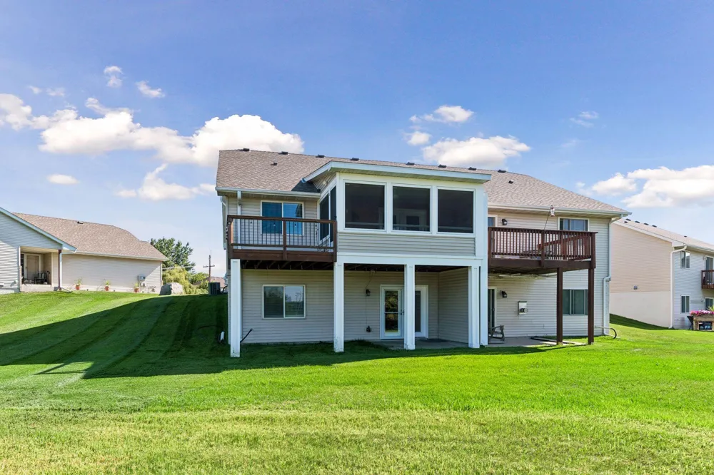 1851 Lakeridge Way Waconia, MN 55387
