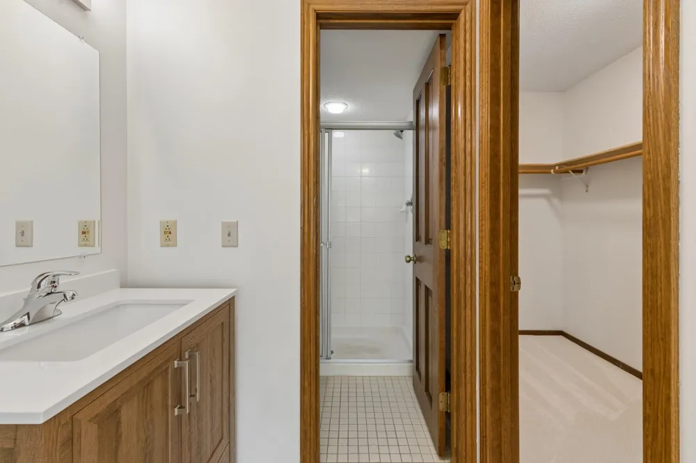 9526 Woodbridge Road Bloomington, MN 55438