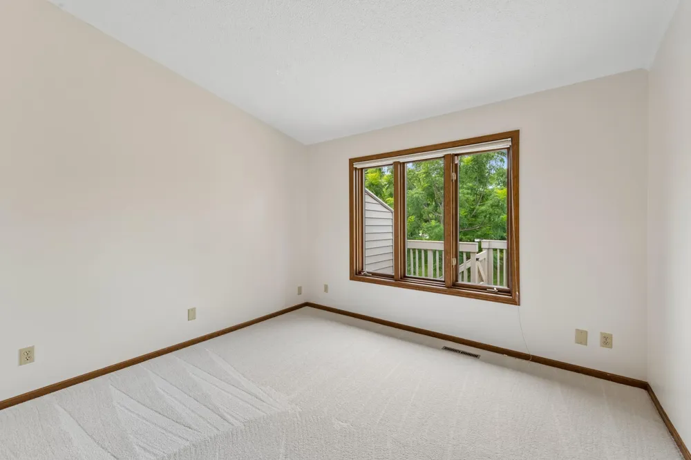 9526 Woodbridge Road Bloomington, MN 55438