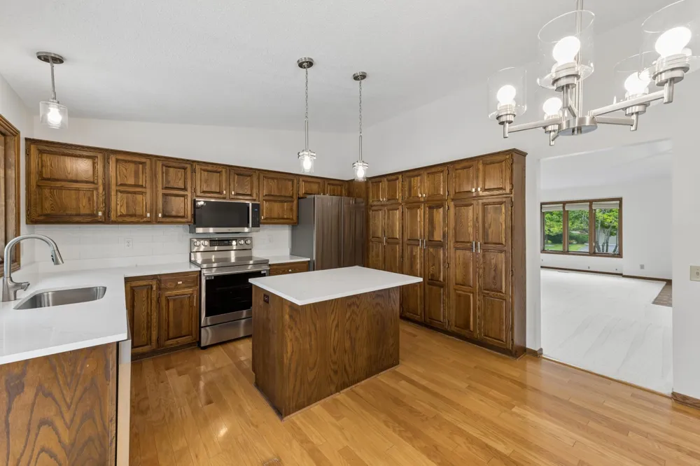 9526 Woodbridge Road Bloomington, MN 55438