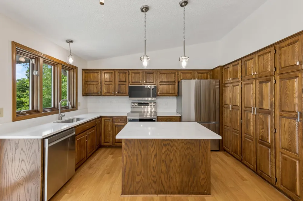 9526 Woodbridge Road Bloomington, MN 55438
