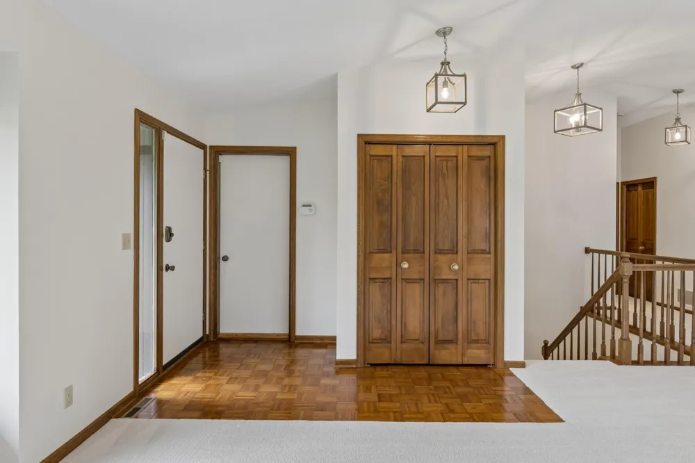 9526 Woodbridge Road Bloomington, MN 55438