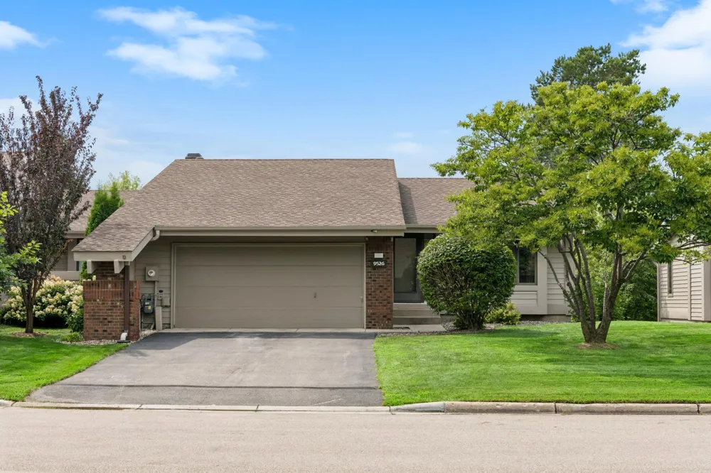 9526 Woodbridge Road Bloomington, MN 55438
