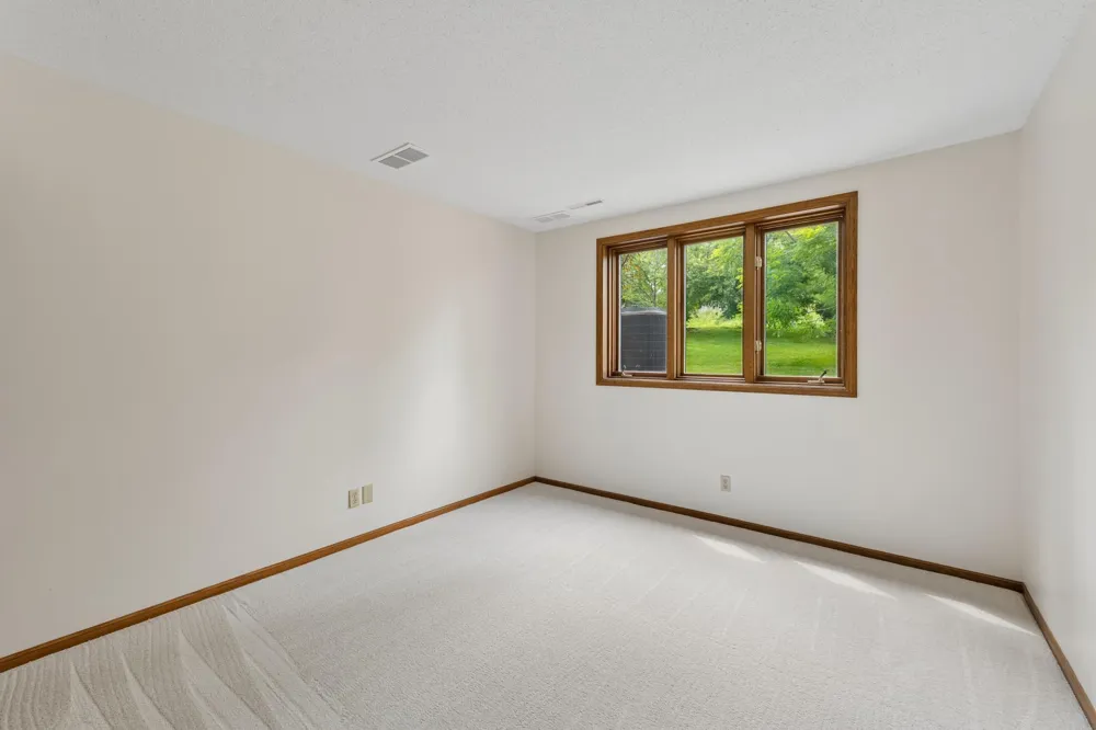 9526 Woodbridge Road Bloomington, MN 55438