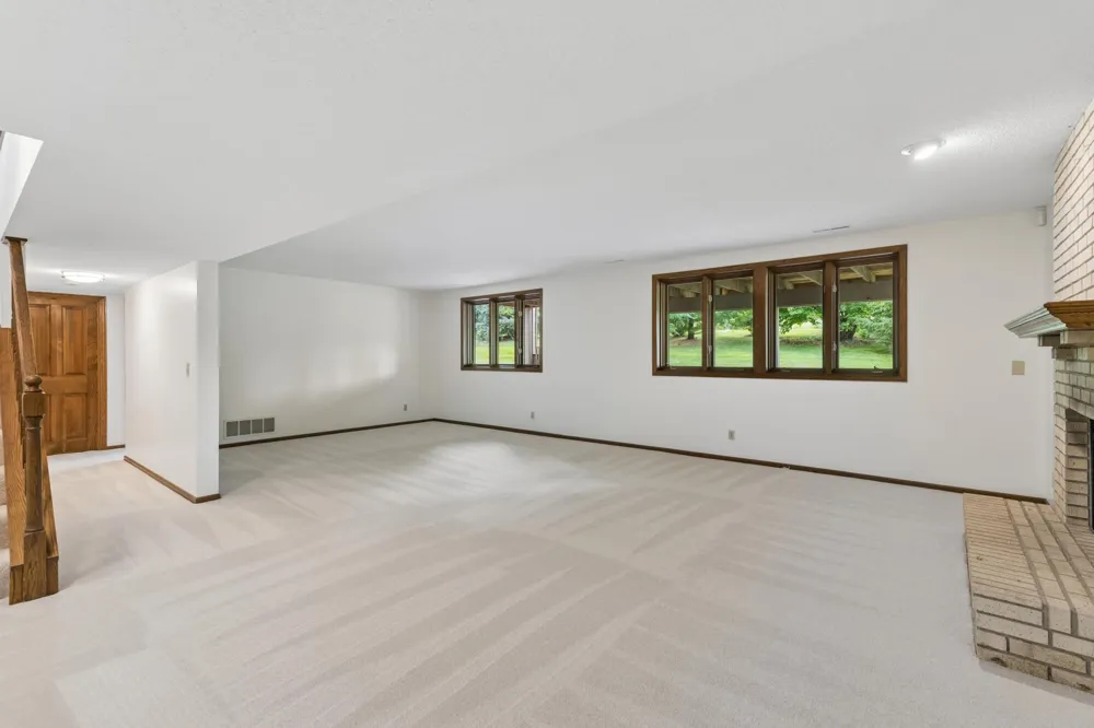 9526 Woodbridge Road Bloomington, MN 55438
