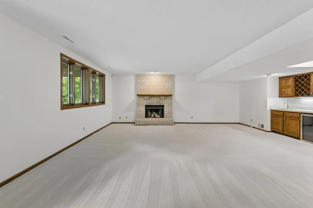 9526 Woodbridge Road Bloomington, MN 55438
