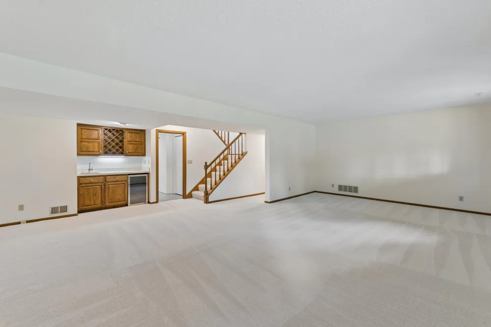 9526 Woodbridge Road Bloomington, MN 55438