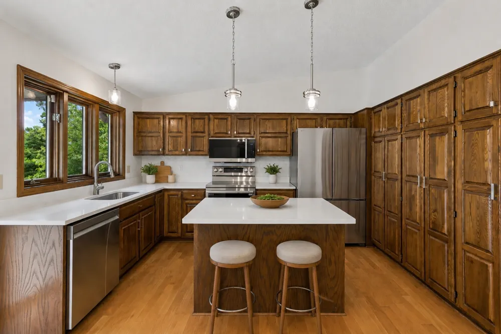 9526 Woodbridge Road Bloomington, MN 55438
