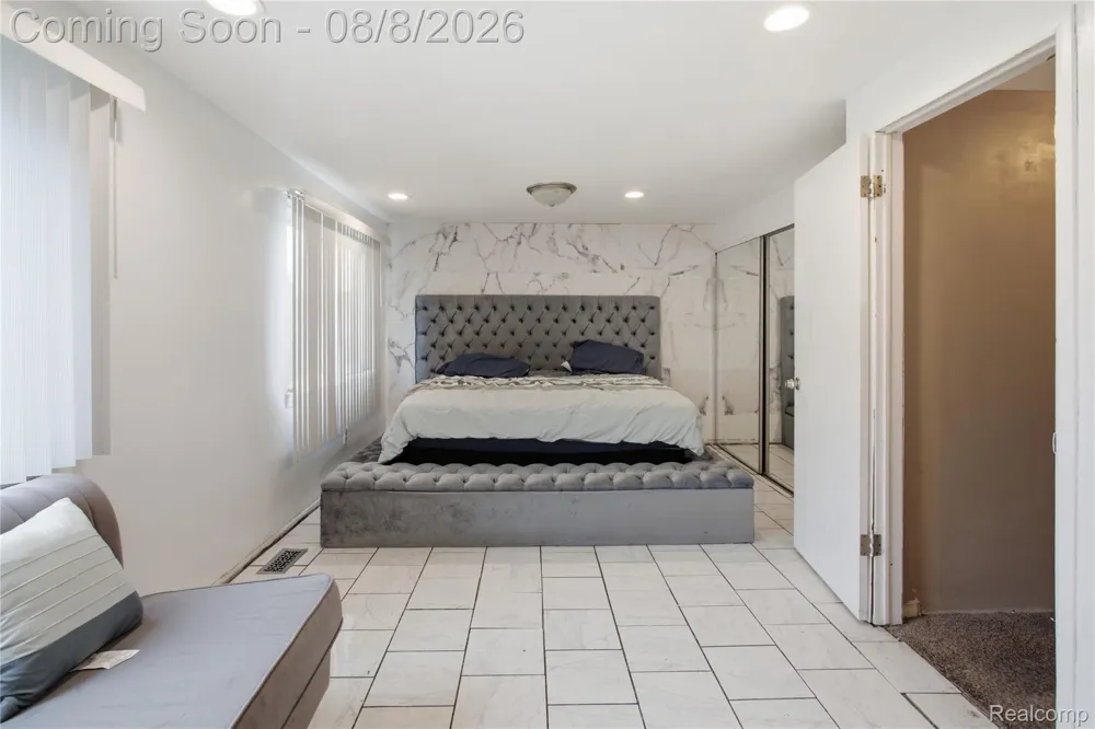 20350 Weybridge Street Clinton Charter Township, MI 48036