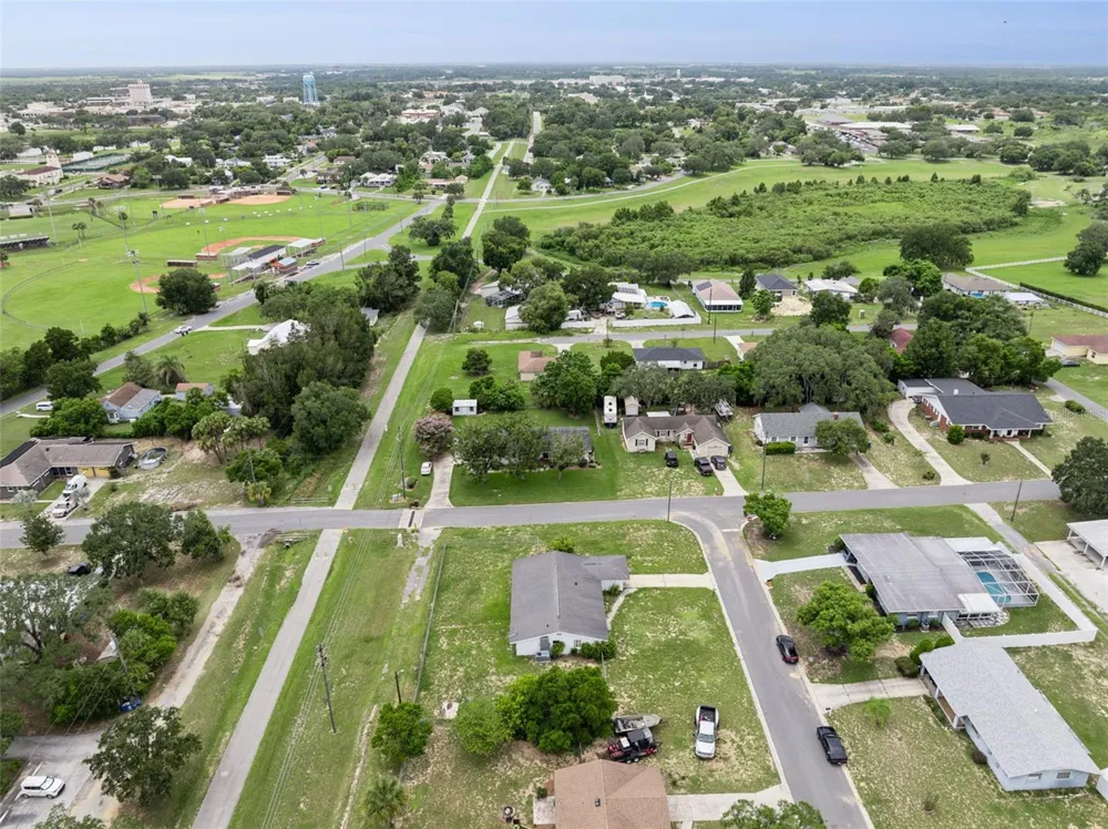702 WILDABON AVENUE Lake Wales, FL 33853