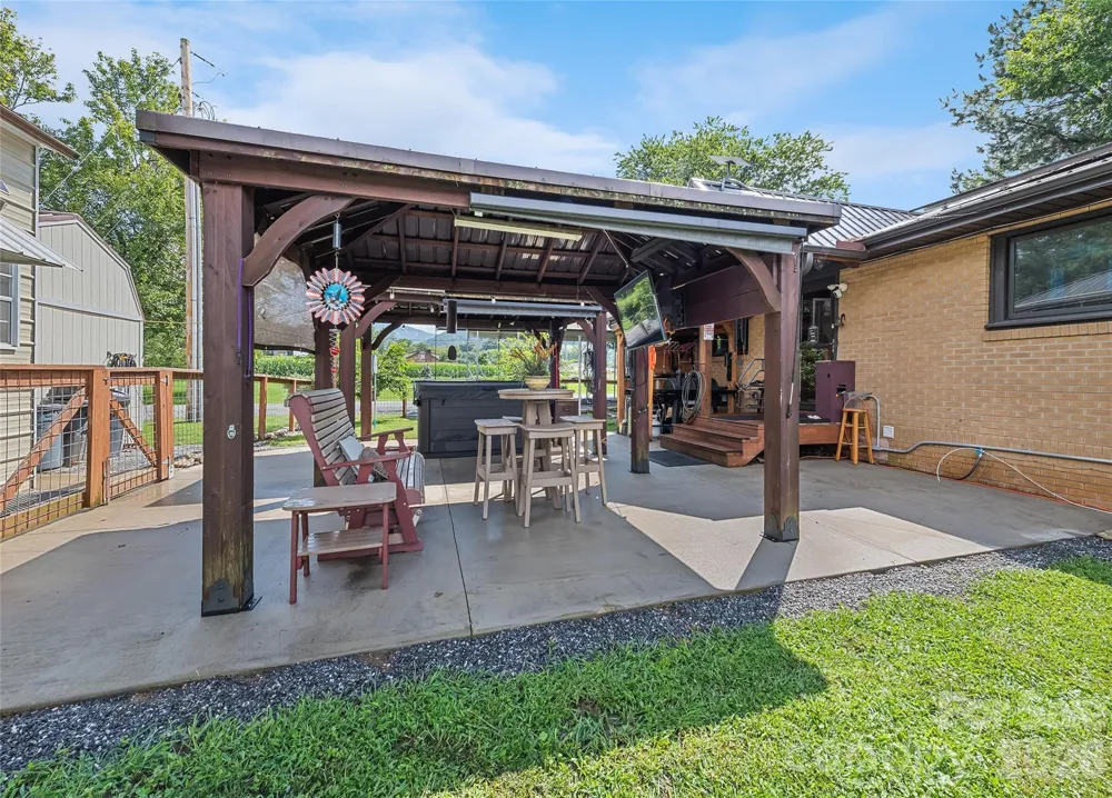 2906 Jonathan Creek Road Waynesville, NC 28785