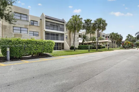 220 Lakeview Dr #210
