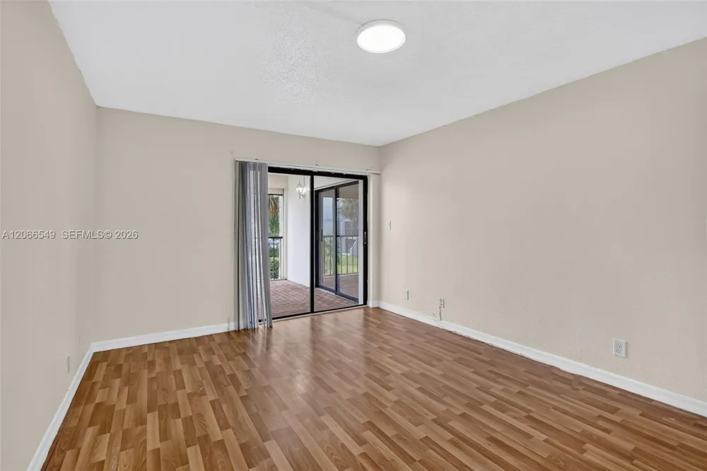 220 Lakeview Dr #210 Weston, FL 33326