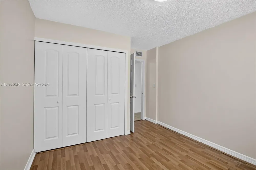220 Lakeview Dr #210 Weston, FL 33326