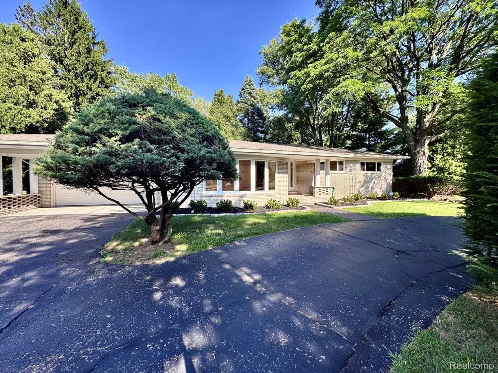 17 Avonwood Boulevard Rochester Hills City, MI 48309
