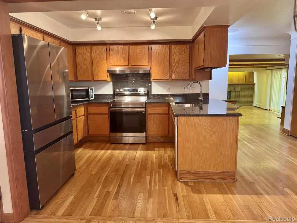 17 Avonwood Boulevard Rochester Hills City, MI 48309