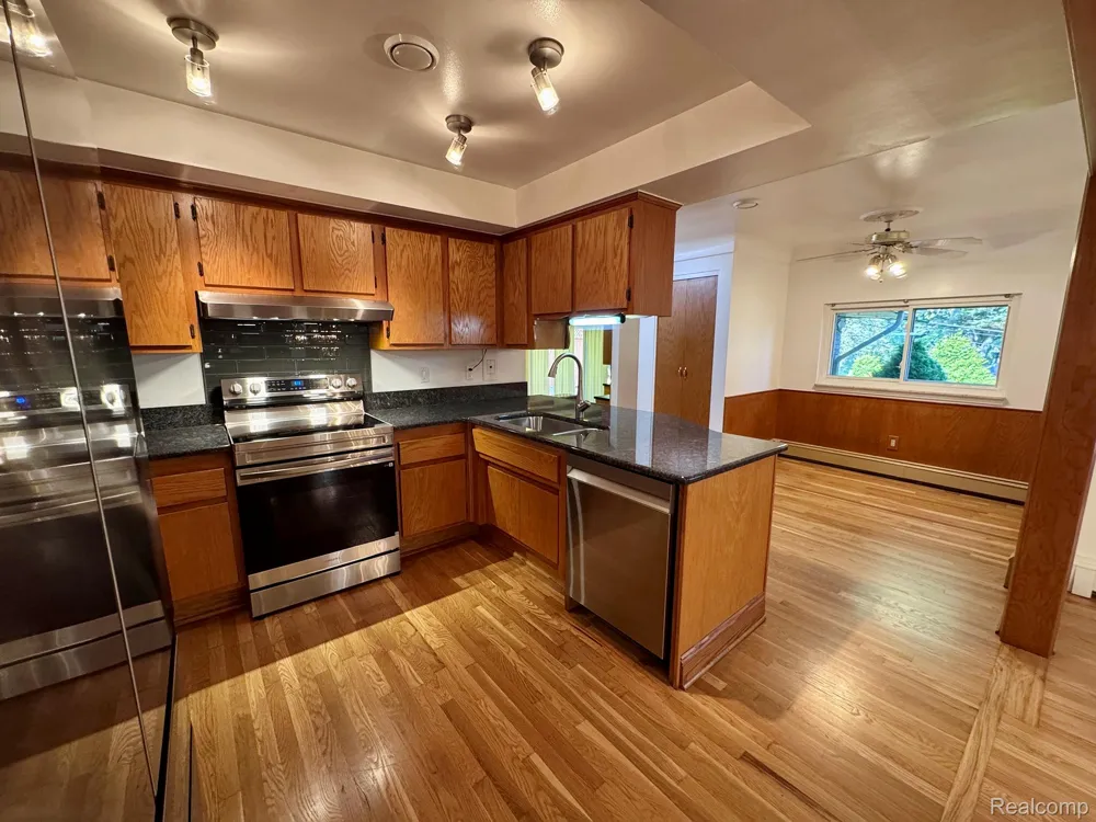 17 Avonwood Boulevard Rochester Hills City, MI 48309