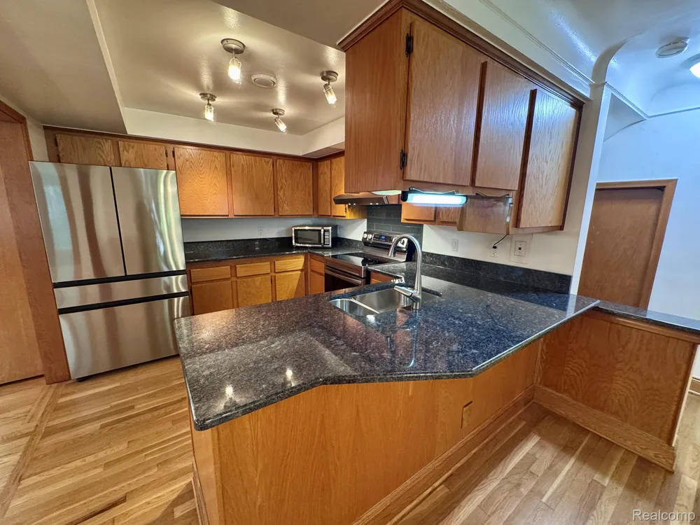 17 Avonwood Boulevard Rochester Hills City, MI 48309