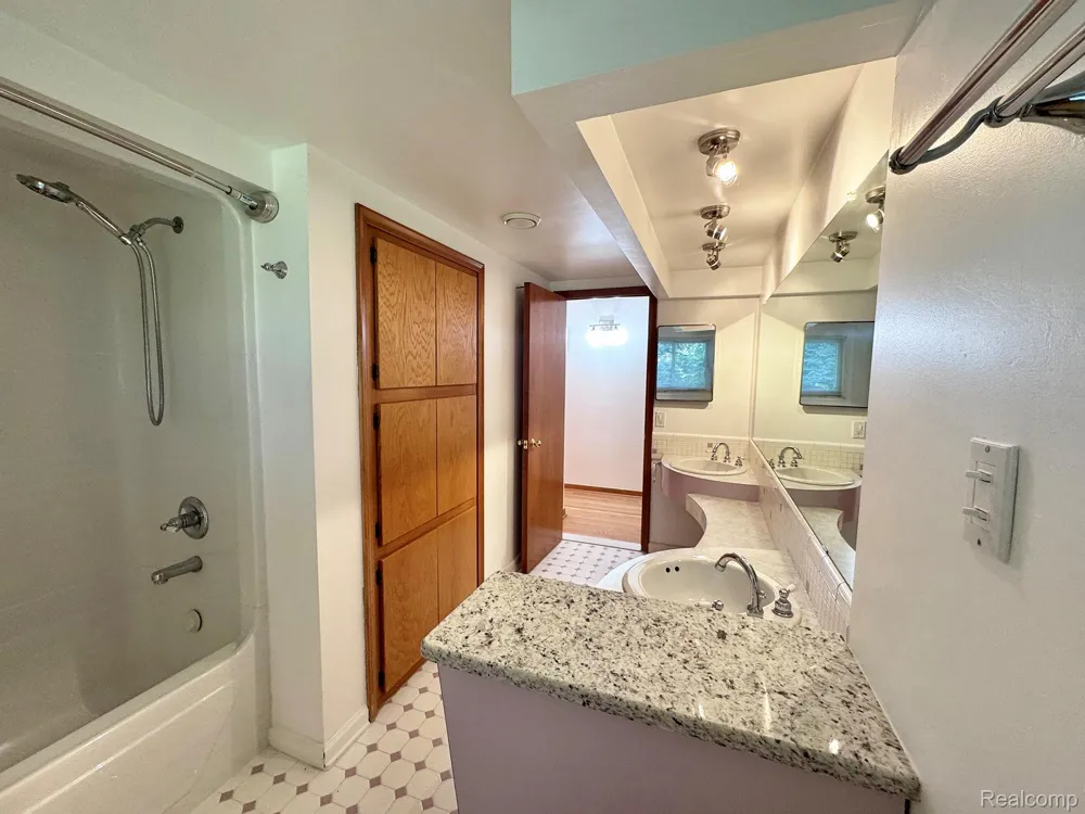 17 Avonwood Boulevard Rochester Hills City, MI 48309