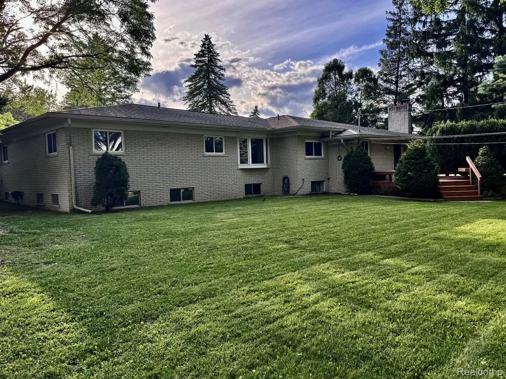 17 Avonwood Boulevard Rochester Hills City, MI 48309